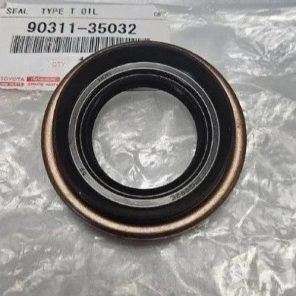 Сальник 35/63/10 заднего привода Toyota AE104/14/15 ST195/215/246 SV35/43 SXM15 R=L 90311-35032 Ор