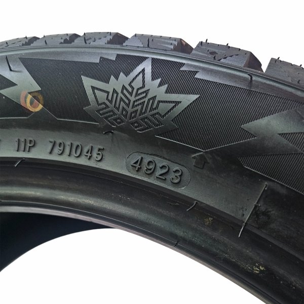 Автошина 255/45-20 Royal Black Royal 2 105T шип б/у